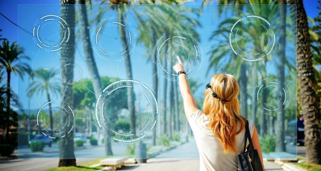Mujer apuntando tecnología Tecnología mujer Cybentia