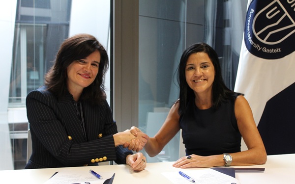 Foto de Eva Eguiguren, Rectora de Universidad EUNEIZ y Azucena Hernández, CEO de Grupo CYBENTIA